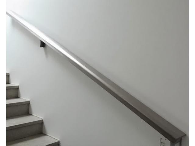 Main courante d'escalier en acier inoxydable brossé, design minimaliste, Atelier Roulant